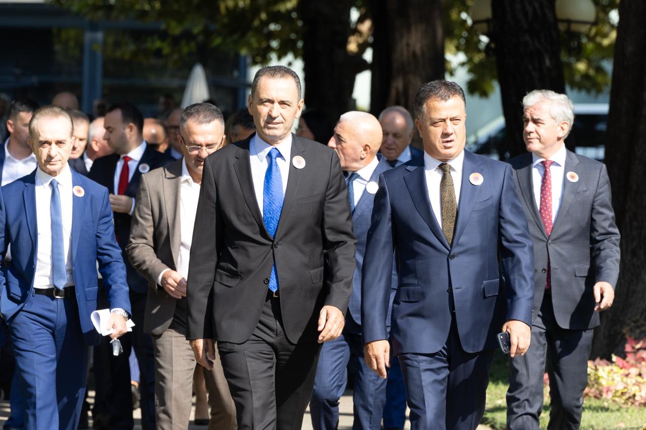 Berisha që iu dha naftë serbëve në 1995, vesh të tijtë me emblemën e UÇK-së