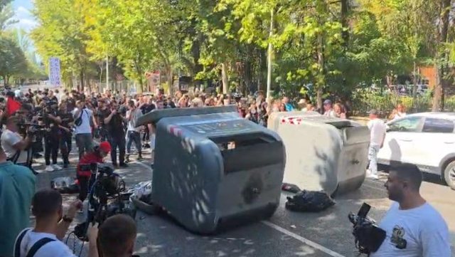 FOTO/ Protestuesit përmbysin kazanët e mbeturinave para selisë së PD