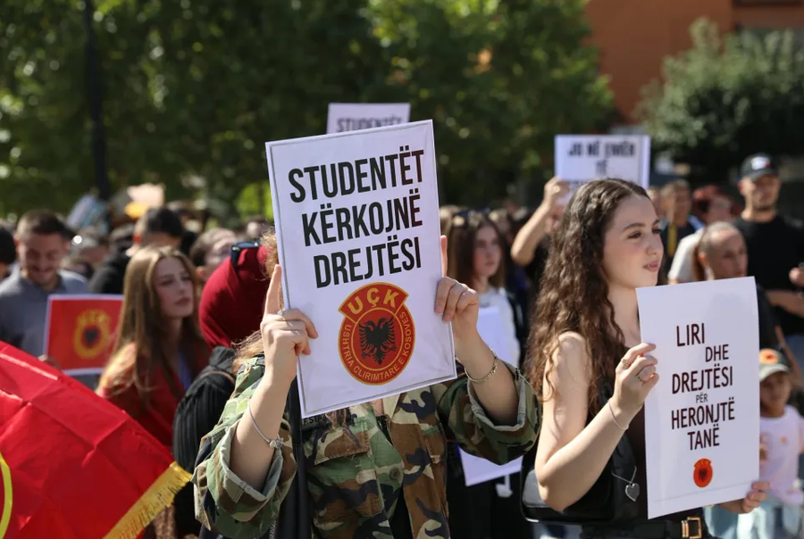 Protesta në Prishtinë/ Studentët kërkojnë drejtësi për ish-krerët e UÇK-së