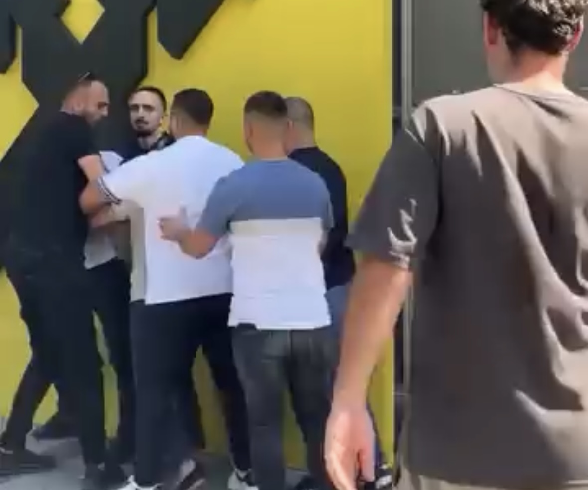 “Spiunat civilë po shoqërojnë njerëzit në trotuare, i vëzhgojnë dhe njoftojnë të tjerët”