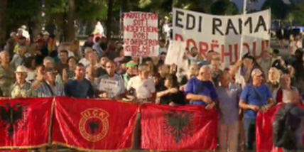 “Populli pa bukë, Belinda me vila”, pankartat e protestës së 110-të