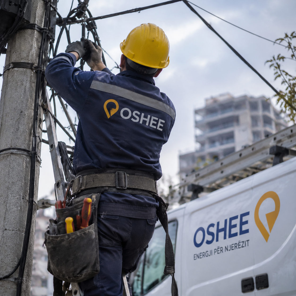 ‘Rrezikojmë jetën për 64 mijë lekë’, denoncimi i elektricistit të OSHEE: Veglat i blejmë vetë!