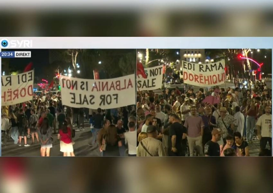 Protesta e 110-të/ Mbarojnë fjalimet, protestuesit nisen drejt Komisariatit nr. 1: Lironi çunat!