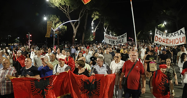 Dita e 110 para Kryeministrisë: Qytetarët marshojnë drejt Komisariatit Nr. 1