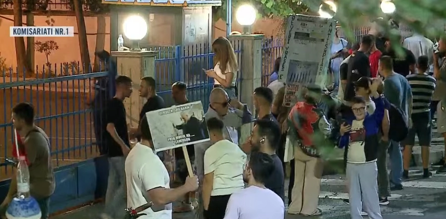 Mbyllet marshimi i protestës së 110-të/ Protestuesit vijojnë të qëndrojnë te Komisariati nr. 1
