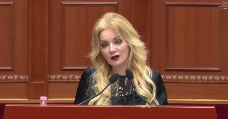 “U përndoqa dhe u fyeva” – Deputetja Luarasi flet për videon e sulmit verbal: 730 komente që flisnin për varje dhe pushkatim