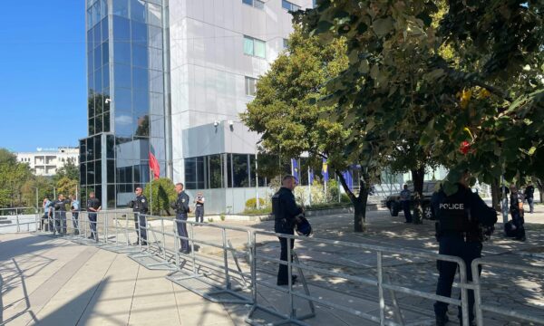 Veteranët e UÇK organizojnë sot protestë në Prishtinë, policia shton masat e sigurisë
