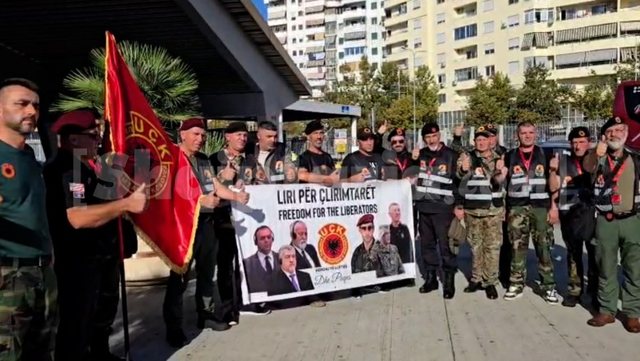 “O Hashim ti ku je, UÇK-në këtu e ke”/ Shkuan në Hagë në mbështetje të ish-krerëve të UÇK-së, 50 veteranët mbërrijnë në Portin e Durrësit