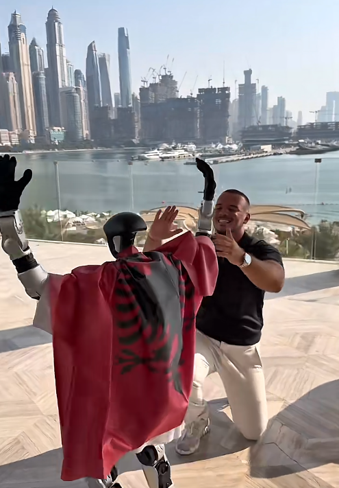 Roboti kërcen valle shqiptare në Dubai
