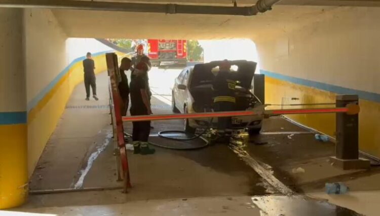Përfshihet nga flakët makina në një parkim nëntokësor në Fier, banorët në panik