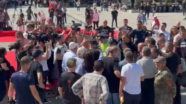Ndizen tensionet në Prishtinë para nisjes së protestës/ Policia kërkon dokumentet e identifikimit të pjesëmarrësve, qytetarët kundërshtojnë