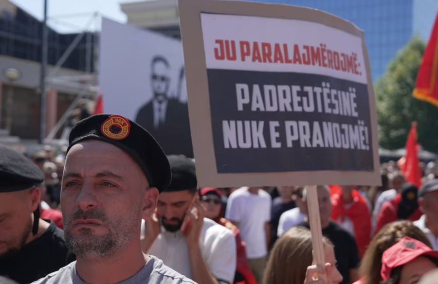 FOTO/ Mijëra njerëz protestojnë në Prishtinë kundër dënimit të ish-krerëve të UÇK-së për krime lufte