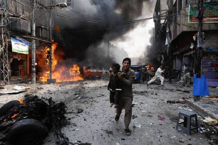 Të paktën 15 të vdekur e 50 të plagosur nga shpërthimi i një makine-bombë në Pakistan