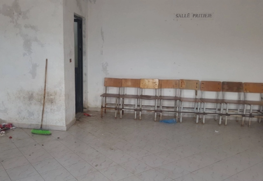 KiE ngre alarmin: Burgu i Shënkollit me 200 shtretër, ka 469 të burgosur! Me të sëmurët edhe vrasës me pagesë