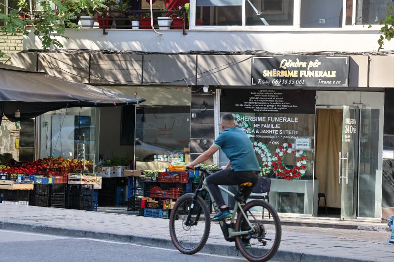 Kontroll agjencive funerale në Tiranë, masa për reklamat dhe ekspozimin në zonat e banuara