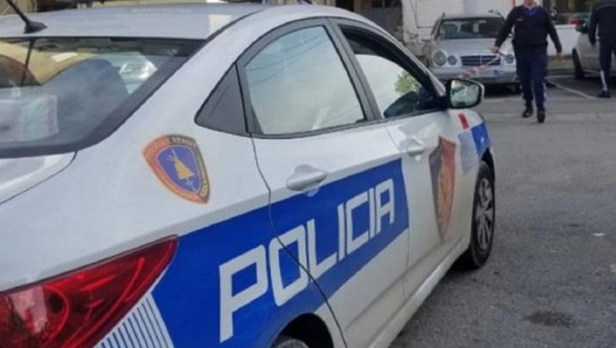 Emri i një pensionisti u përdor për ndryshimin e 45 identiteteve. Pezullohen 2 zyrtarë, Indrit Aliu shpallet në kërkim