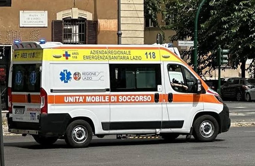 E rëndë në Itali/ Po shoqëronte vajzën për në shkollë, 42-vjeçarja shqiptare përplaset për vdekje nga kamioni
