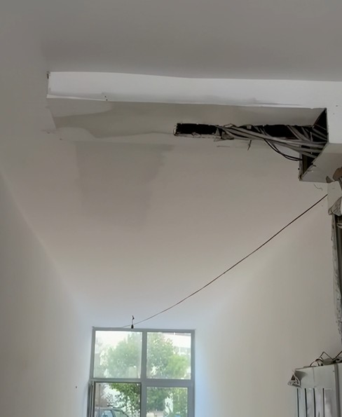 Rrezik për tragjedi te Fresku: Uji rrjedh mbi telat e korentit, kabina është e hapur