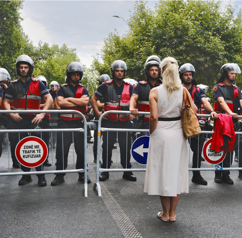 FAZ: Mbi 100 ditë protestë në Tiranë, por “Revolucioni i Flamingove” mbetet larg një lëvizjeje masive