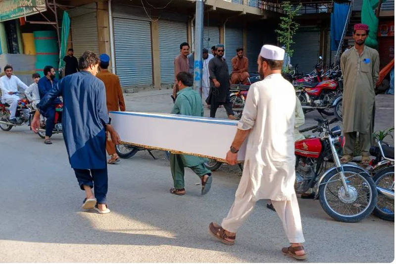 Sulm me bombë në një xhami në Pakistan, të paktën 27 të vdekur