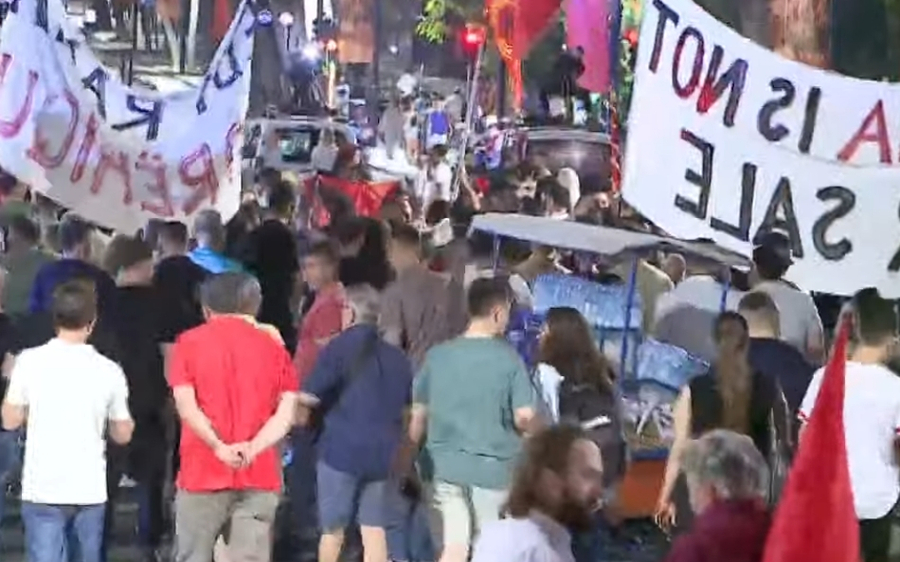 Protesta e 111-të/ Pas fjalimeve, rinis marshimi në Tiranë: Arrestoni Ramën
