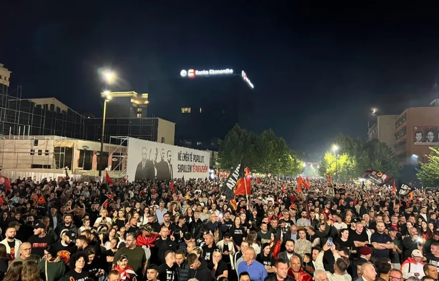 ‘Jo në emrin tim’, mijëra qytetarë në natën e tretë rresht kundërshtojnë vendimin e Hagës