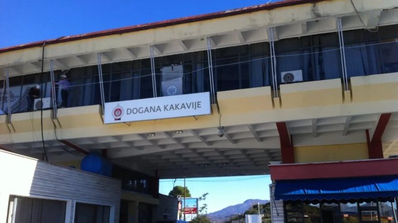 Steka cigaresh kontrabandë me autobus nga Shqipëria drejt Greqisë, procedohet shoferi, në ‘lupë’ edhe doganierët shqiptarë që e lanë të kalonte