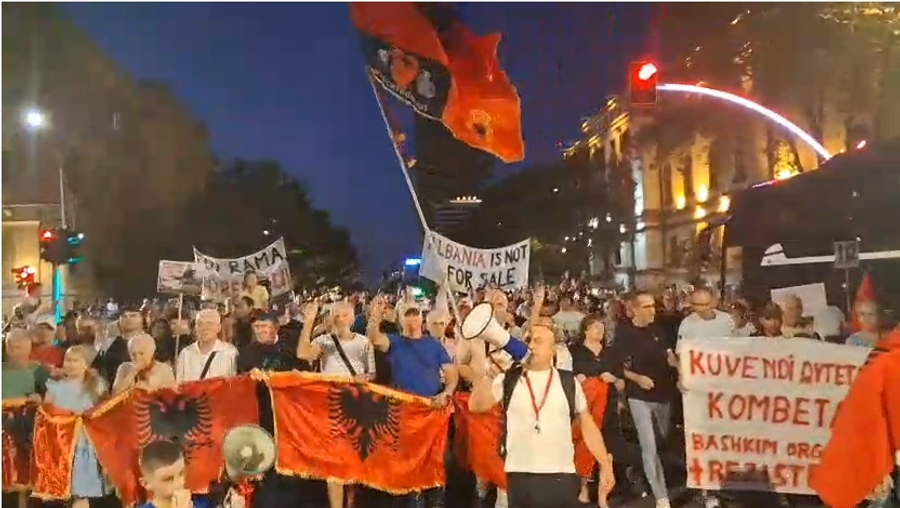 Protesta në ditën e 112-të/ Rama jepe dorëheqjen: Ju vidhni  në spitale, ju vidhni në pensione...