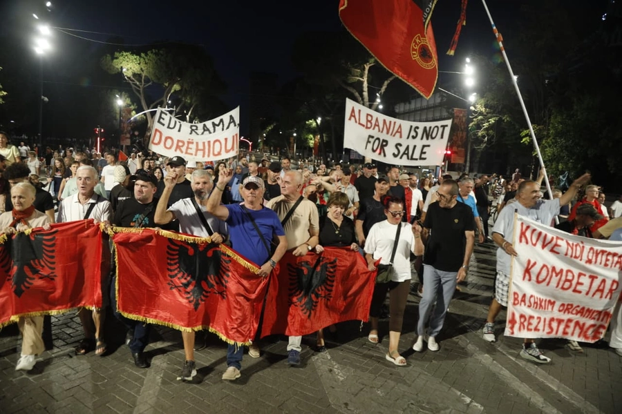 Mbyllen fjalimet te Kryeministria, protestuesit nisin marshimin në rrugët e Tiranës