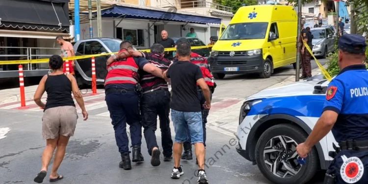 Atentati në Sarandë, këmbësori që mbeti i plagosur niset drejt Tiranës me helikopter