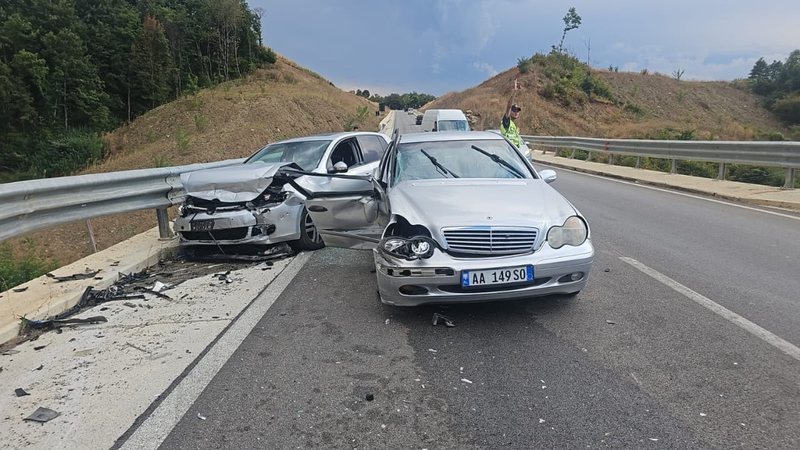 Aksident në aksin Peshkopi-Maqellarë, plagosen dy persona, një prej tyre niset drejt Traumës