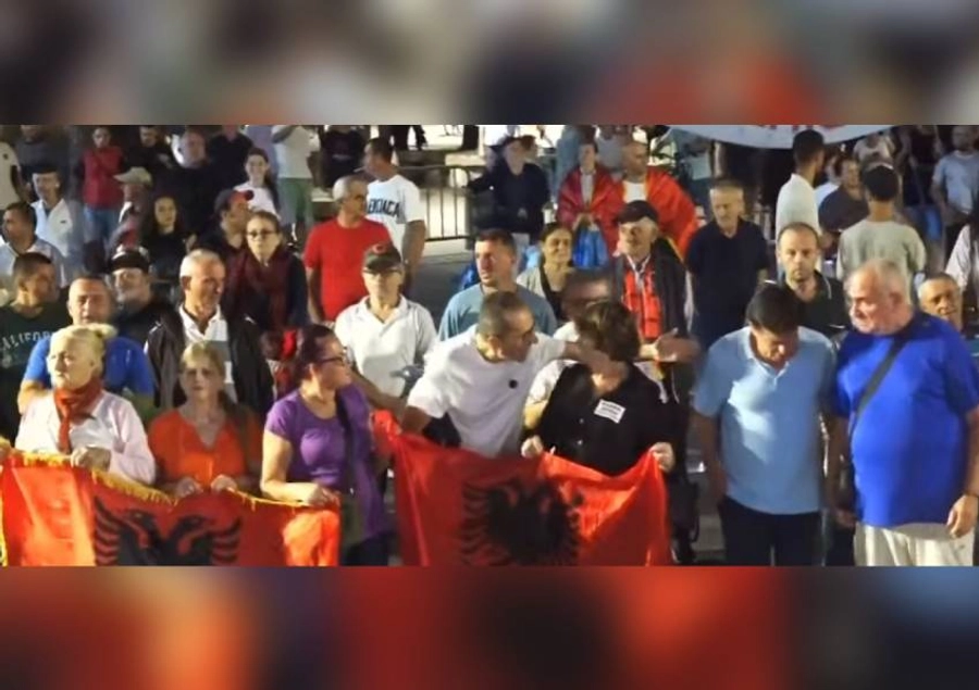 113 ditë protestë/ Qytetarët mbërrijnë para Kryeministrisë, kërkojnë dorëheqjen e Ramës