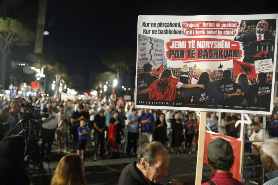 FOTO/ Protesta, dita e 113-të, pankartat: Kur ne përçahemi, ‘trajneri’ feston në pushtet