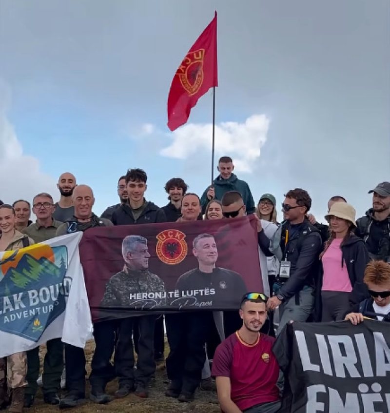 Haradinaj ngjitet në majën e Rupës, valëvit flamurin e UÇK-së
