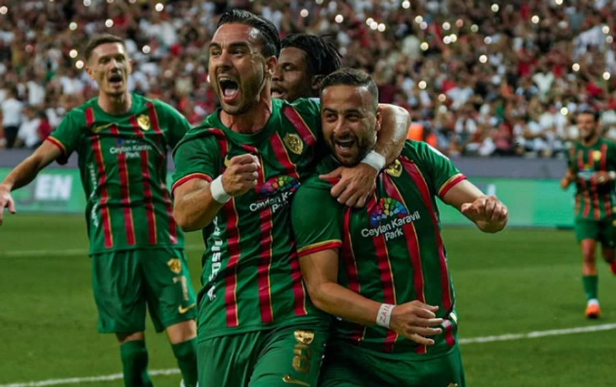 Skuadra e Besnik Hasit trondit Besiktasin dhe merr kreun e Superligës turke