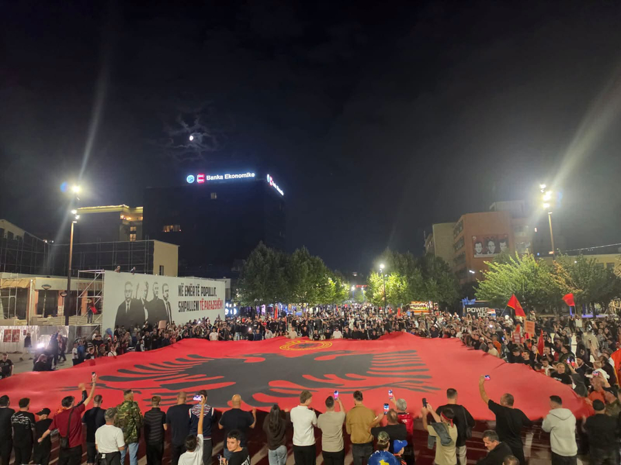 Flamuri gjigant kuqezi shpaloset në protestën në Prishtinë për ish-krerët e UÇK-së