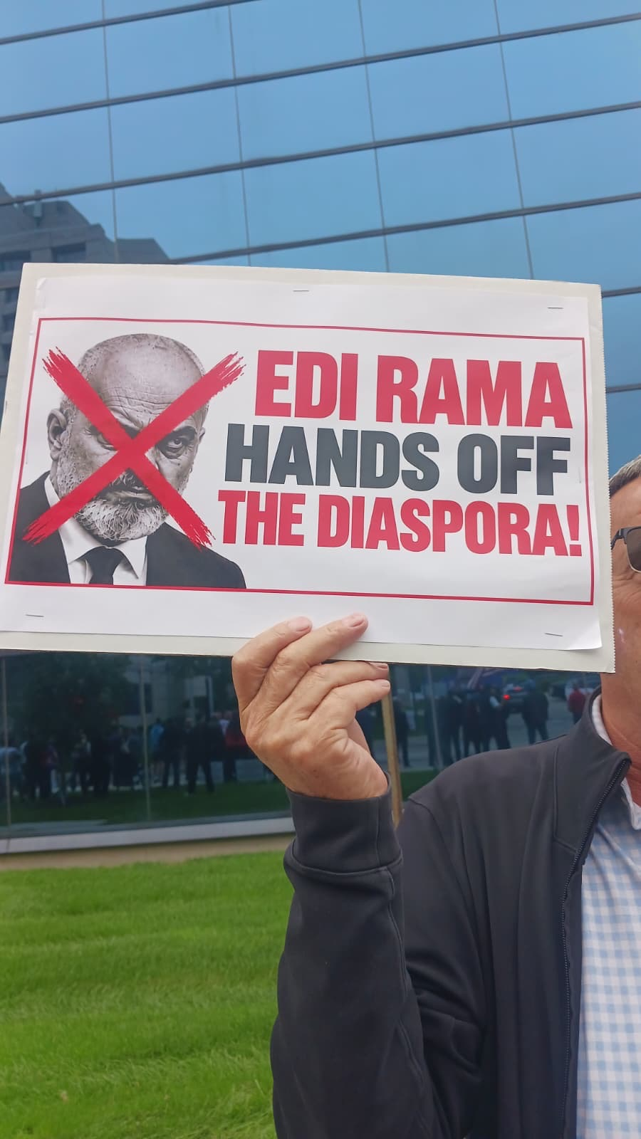 Protestë e shqiptarëve në Detroit: Rama, duart larg diasporës!