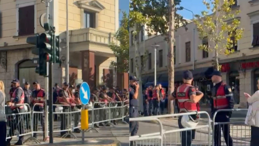 Rama rrethon Kuvendin me gardhe metalike, masa të forta sigurie para protestës