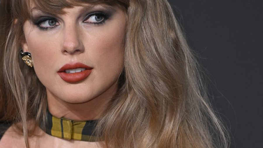 Taylor Swift surprizon fansat, njofton versionin e zgjeruar të albumit 'The Life Of A Showgirl'