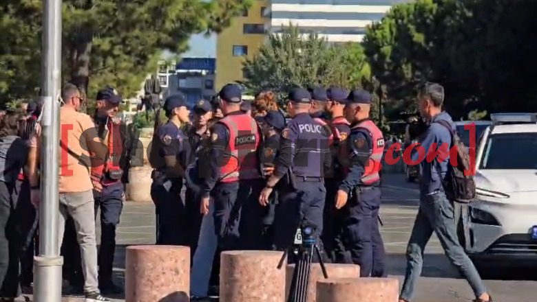 Protesta jashtë Kuvendit / Protestuesit tentojnë të bllokojnë qarkullimin! 2 të shoqëruar