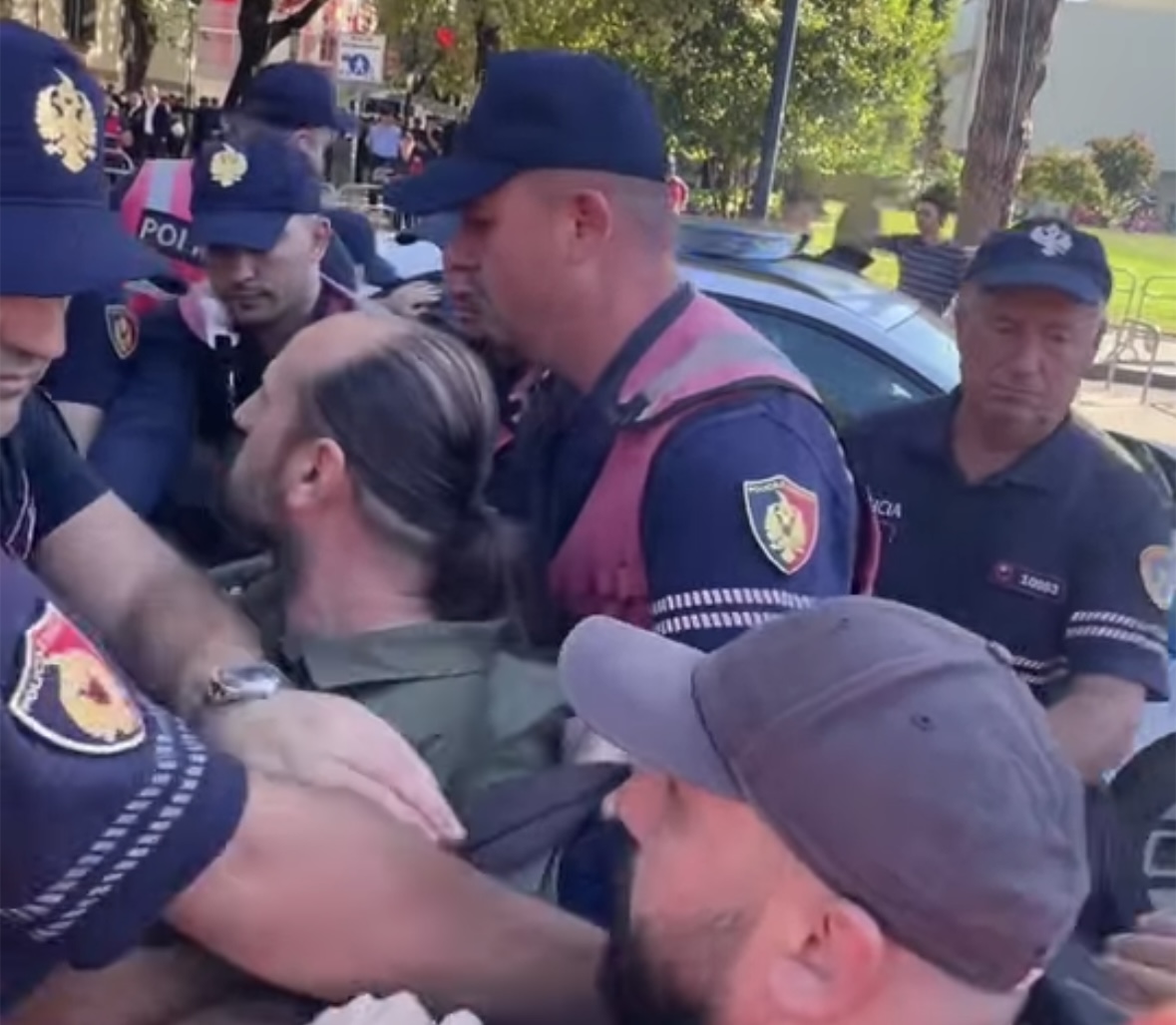 Tensione para Parlamentit: Protestuesit përplasen me policinë, nisin shoqërimet