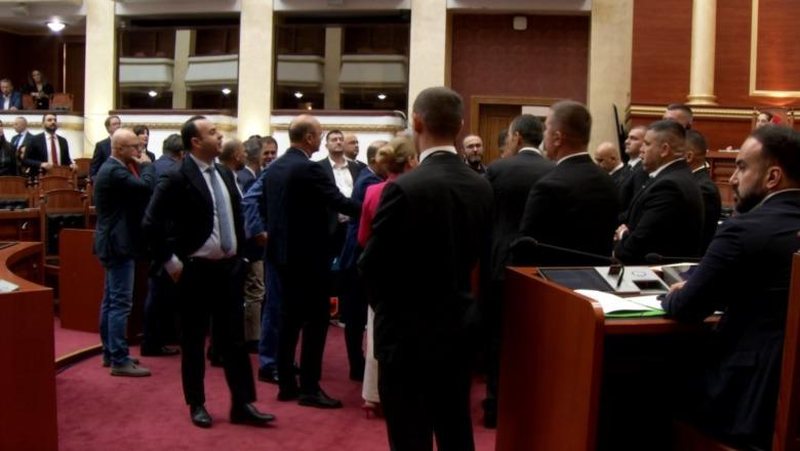 Rrëzohet kërkesa e PD për debat për çështjen e SHISH, demokratët protestojnë, bllokojnë foltoren