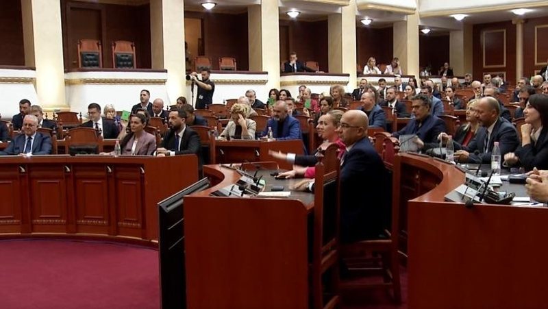 Mazhoranca voton projektkalendarin e Kuvendit, opozita u bie tavolinave