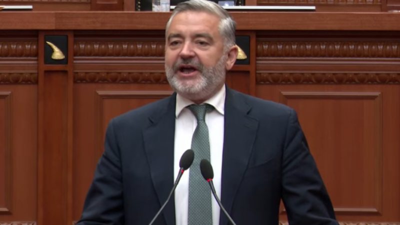 Përplasje në Kuvend për Vlora Hysenin/ Klosi replikë Berishës: Shefi yt i SHISH akuzohej për vrasje dhe e bëre komandant të FA, je më i korruptuari në Ballkan
