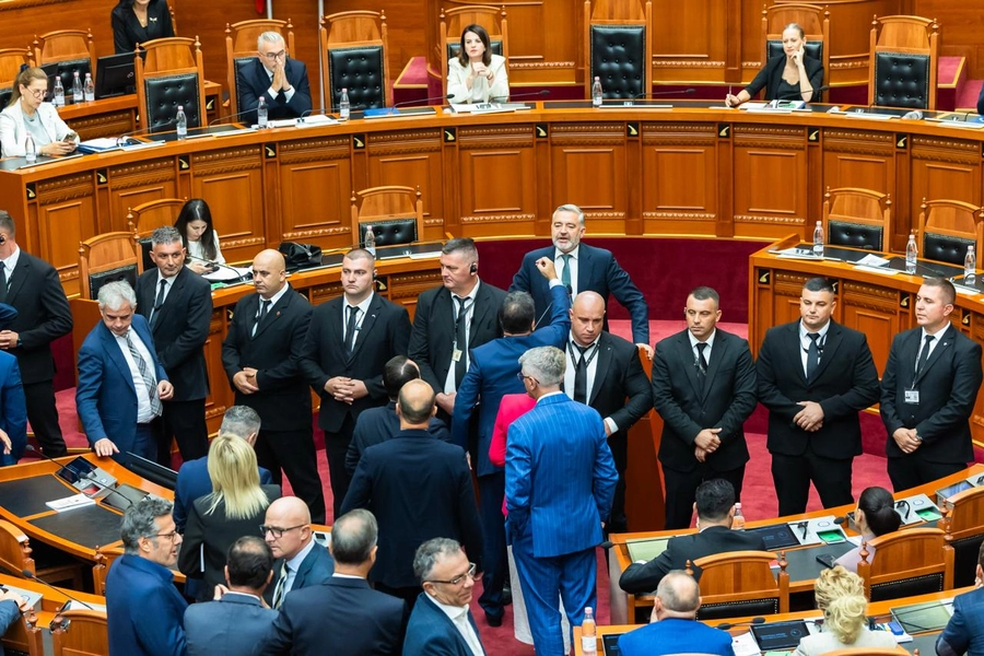 Me urdhër të Ramës, PS mbyll gojën për skandalin e SHISH, opozita bllokon foltoren për herë të dytë
