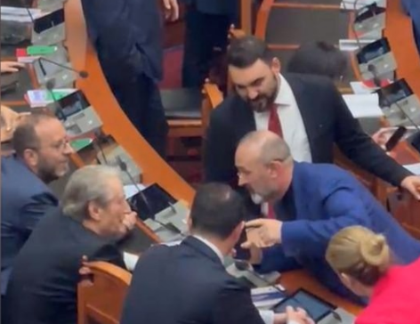 Ulsi Manja “kalon” nga opozita, ç’po i thotë Berishës