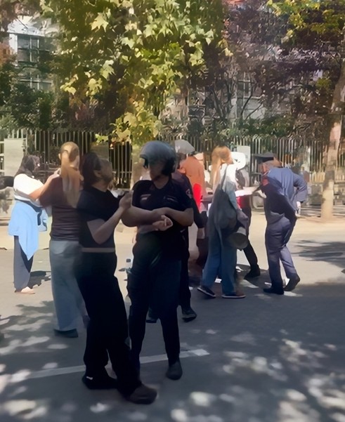 Policet u vërsulen vajzave, kap e tërhiq njëra-tjetrën në rrugë