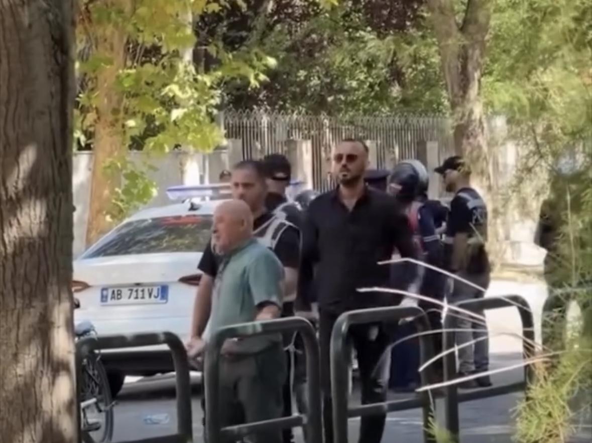 Civili dha urdhrin, 7 policë rrethojnë të moshuarin dhe e shoqërojnë me forcë