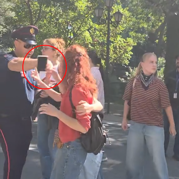 Polici “gangster” përplas në tokë telefonin e protestueses