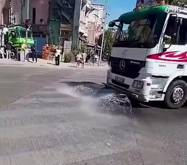Bashkia e Tiranës nis pastrimin dhe larjen e rrugëve, në terren flota e autoboteve